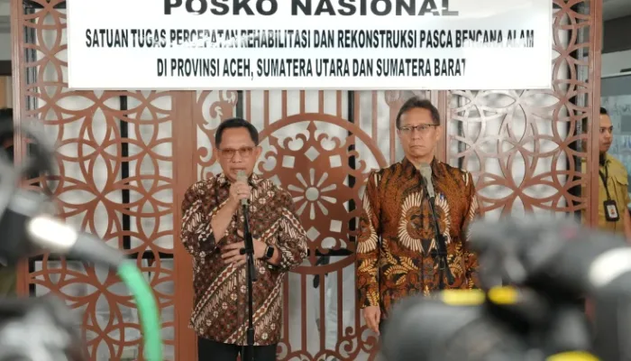 Menteri Dalam Negeri Tito Karnavian (kiri) ketika memberi keterangan bersama Menteri Kesehatan Budi Gunadi Sadikin usai menghadiri Rapat Koordinasi Satgas Percepatan Rehabilitasi dan Rekonstruksi Pascabencana alam di Provinsi Aceh, Sumatra Utara, dan Sumatra Barat. Rapat dilaksanakan pada Kamis, 15 Oktober 2026.