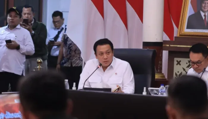 Wakil Menteri Lingkungan Hidup Diaz Hendropriyono saat menggelar rapat penanganan Karhutla di Sumatra Selatan, Kamis, 15 Oktober 2026