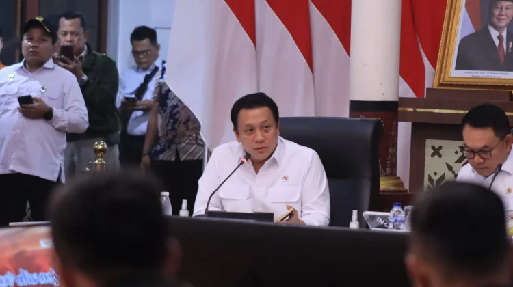 Wakil Menteri Lingkungan Hidup Diaz Hendropriyono saat menggelar rapat penanganan Karhutla di Sumatra Selatan, Kamis, 15 Oktober 2026