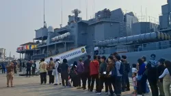 Warga mengantre untuk menaiki kapal perang Angkatan Laut Rusia, terdiri atas kapal frigat MarshalShaposhnikov, kapal perusak (destroyer) Admiral Tributs, dankapal tanker Pechenga, dalam program OpenShip Day, Jumat, 2 Oktober 2026, sore di Pelabuhan Tanjung Priok, Jakarta Utara