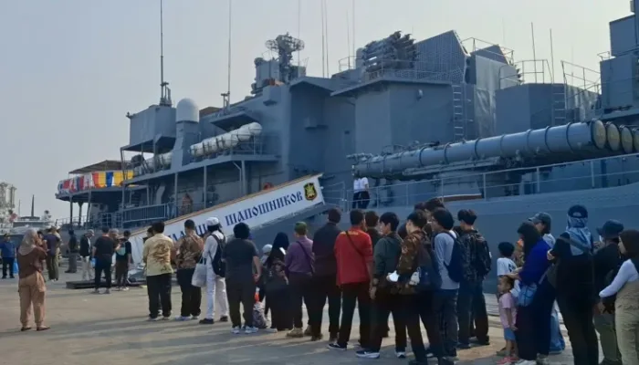 Warga mengantre untuk menaiki kapal perang Angkatan Laut Rusia, terdiri atas kapal frigat MarshalShaposhnikov, kapal perusak (destroyer) Admiral Tributs, dankapal tanker Pechenga, dalam program OpenShip Day, Jumat, 2 Oktober 2026, sore di Pelabuhan Tanjung Priok, Jakarta Utara
