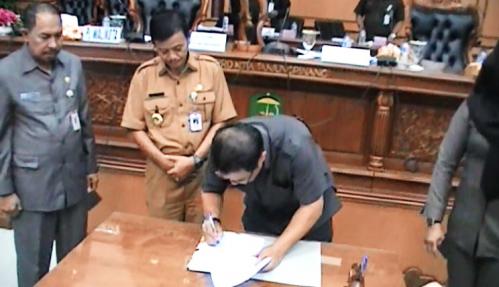 Penandatanganan Nota Kesefahaman Oleh Ketua DPRD, Suparno